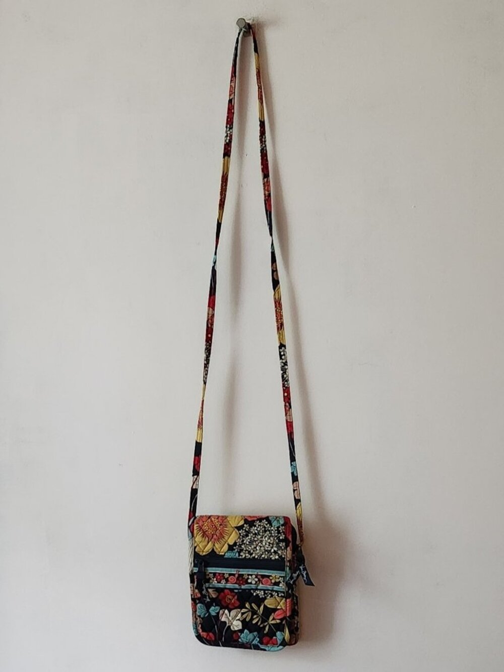 Vera Bradley Frannie crossbody 2011 Happy Snails bright floral navy VGUC